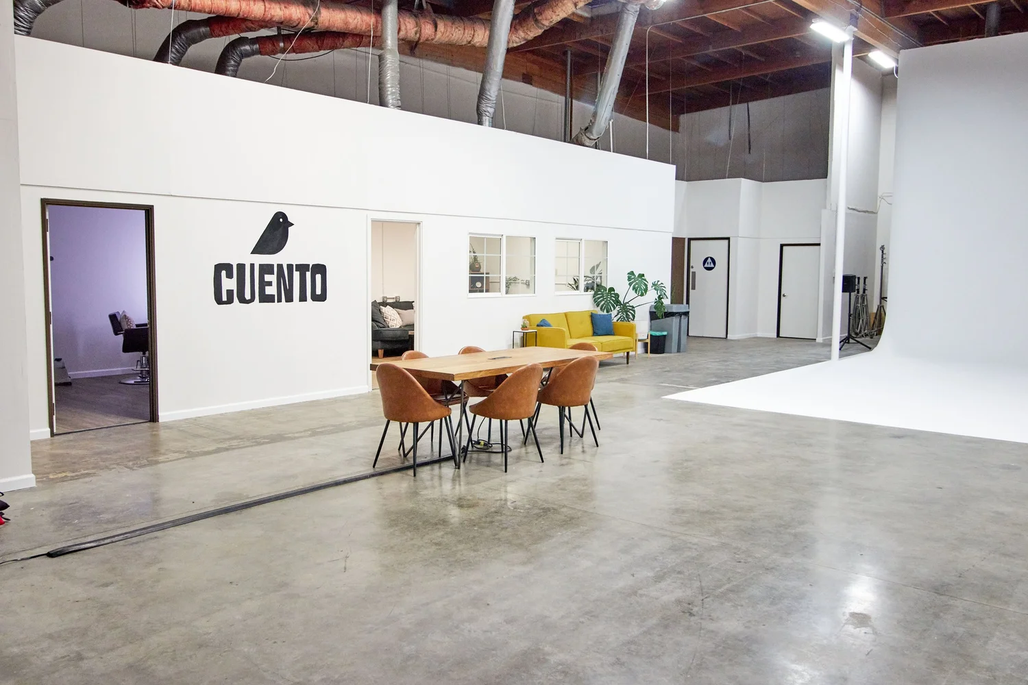 Cuento Studio’s open production floor, lounge and white cyclorama